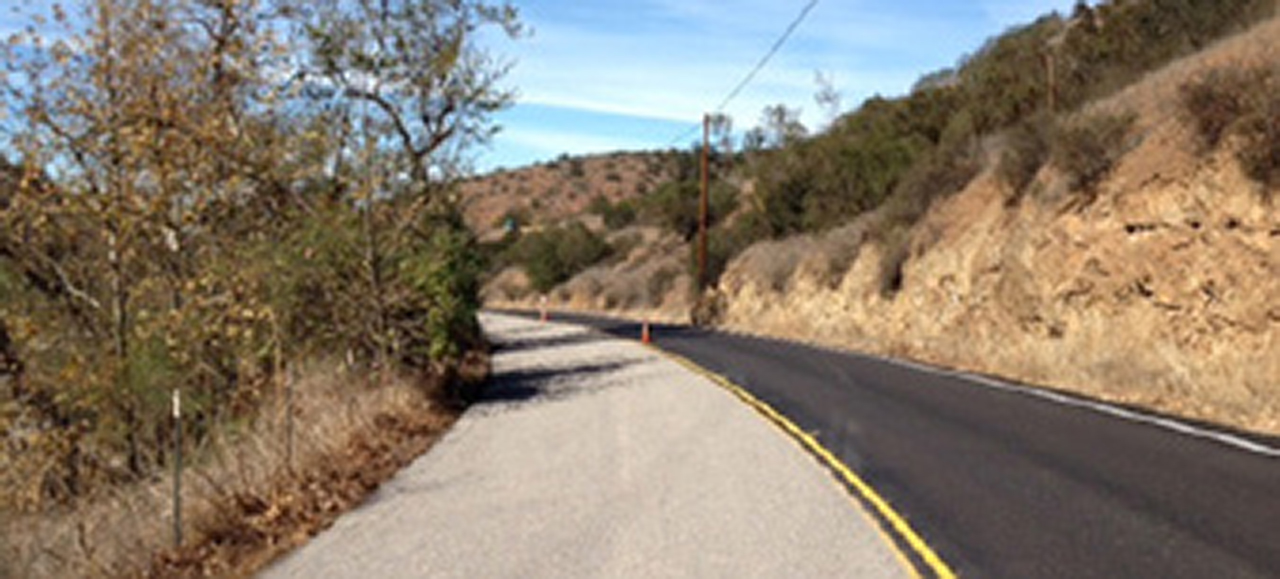 photo of a rural highway with wide paved shoulders and retroreflective delineators. Source: Kochevar, 2017, pers. comm.